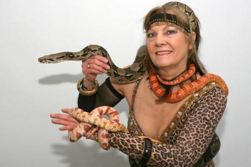 Бабушка проживает в доме с  45 змеями
