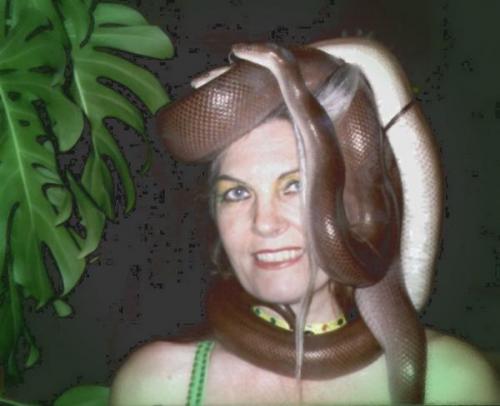 Бабушка проживает в доме с  45 змеями