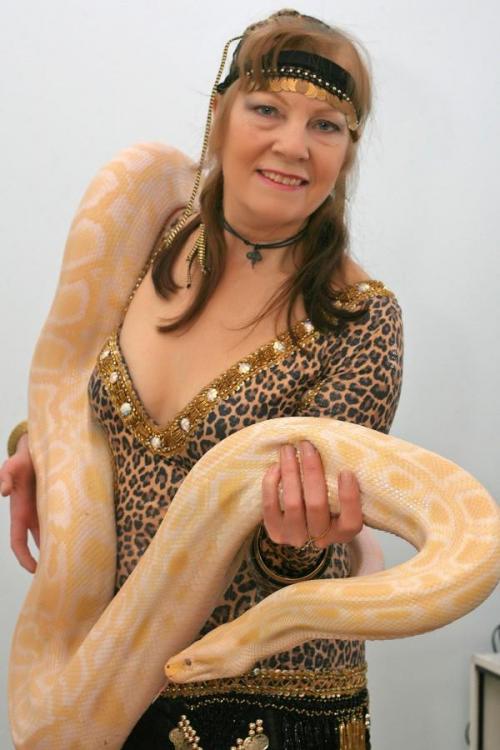 Бабушка проживает в доме с  45 змеями