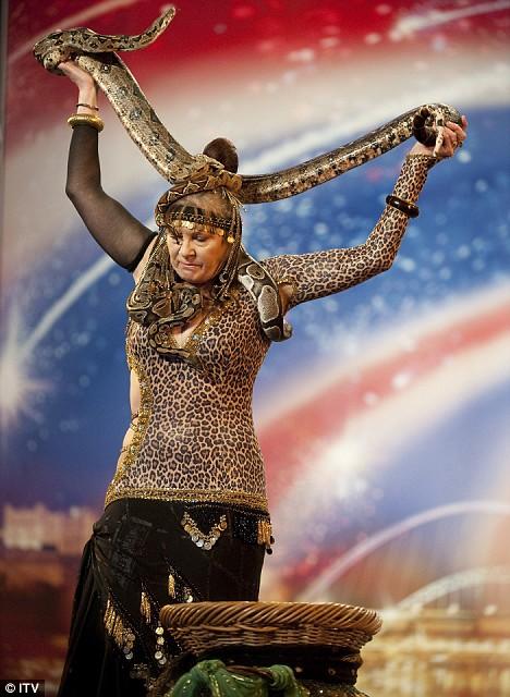 Бабушка проживает в доме с  45 змеями