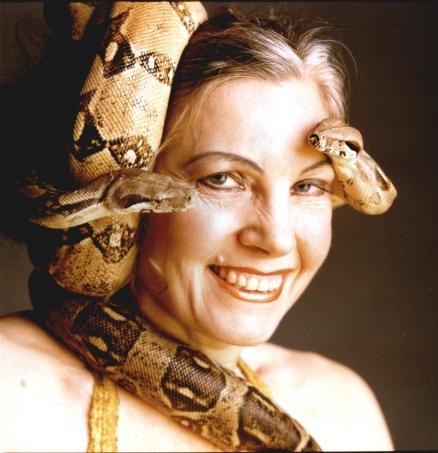 Бабушка проживает в доме с  45 змеями