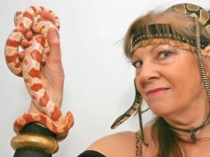 Бабушка проживает в доме с  45 змеями