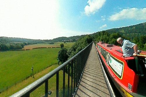 Лодка, которая плавает по небу