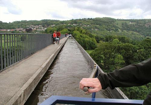 Лодка, которая плавает по небу