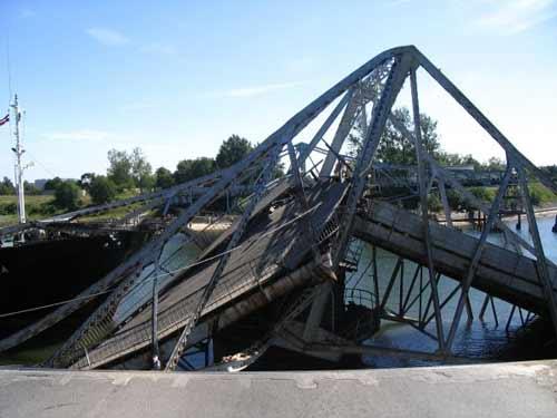 В Лиепае танкер пробороздил мост