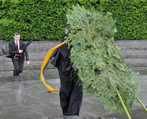 Опасные и скандальные курьезы политиков: кренделек-убийца и драки с кенгуру