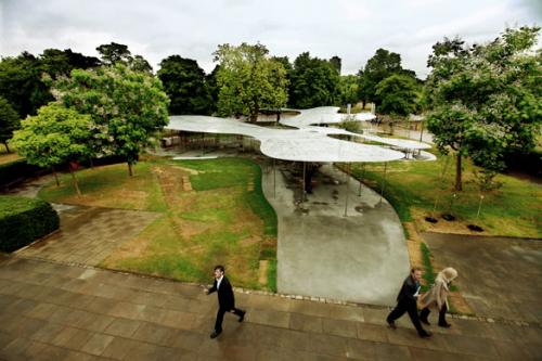 Лондон накрыло зеркальным облаком