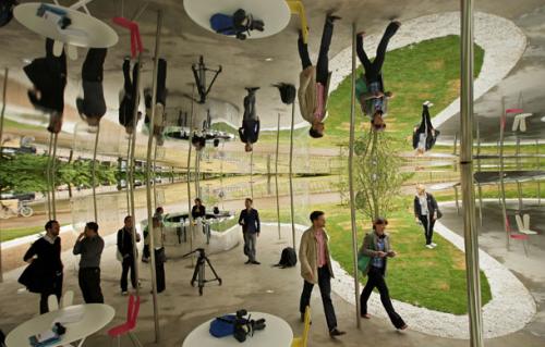 Лондон накрыло зеркальным облаком