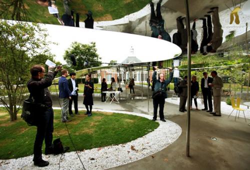 Лондон накрыло зеркальным облаком