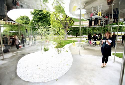 Лондон накрыло зеркальным облаком