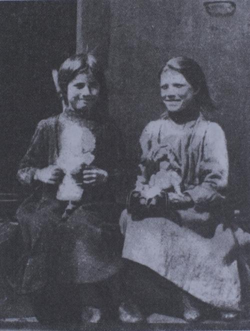 Матрена (Мария) и Варвара (справа) 