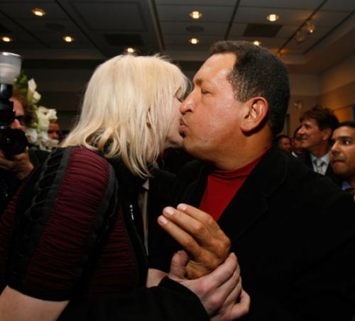 Уго Чавес приударил за Кортни Лав