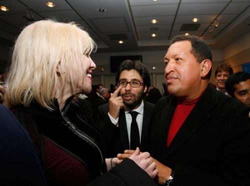 Уго Чавес приударил за Кортни Лав