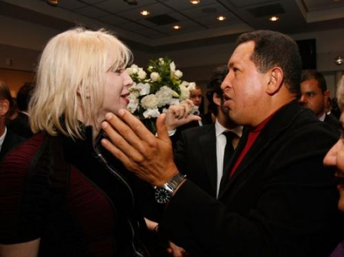 Уго Чавес приударил за Кортни Лав