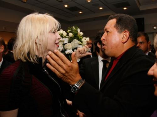 Уго Чавес приударил за Кортни Лав