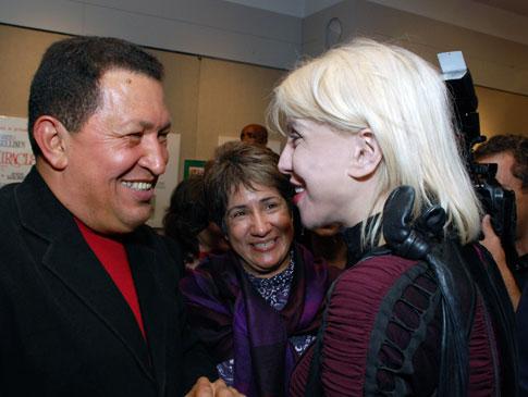 Уго Чавес приударил за Кортни Лав