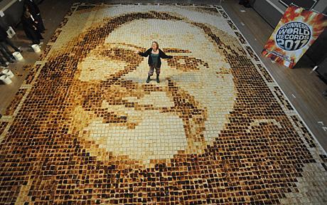 Британская художница состряпала портрет свекрови из кусков хлеба