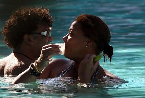 Черная королева хип-хопа балуется текилой в бассейне