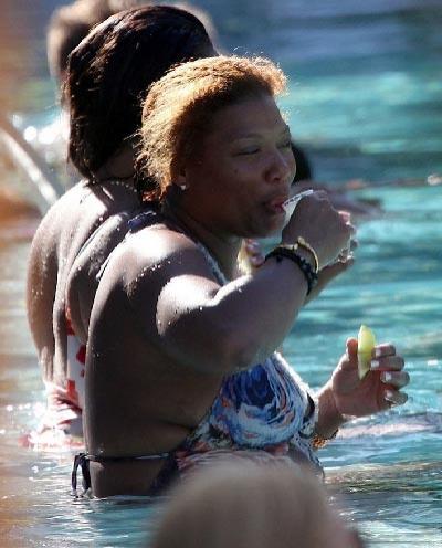 Черная королева хип-хопа балуется текилой в бассейне