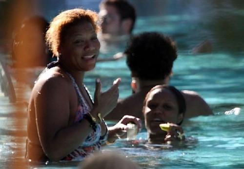 Черная королева хип-хопа балуется текилой в бассейне