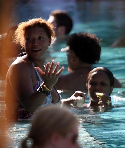 Черная королева хип-хопа балуется текилой в бассейне