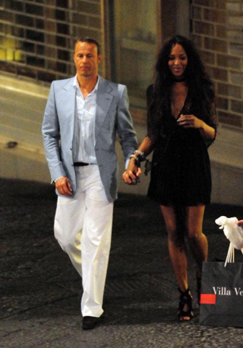 Наоми Кэмпбелл не держится на ногах