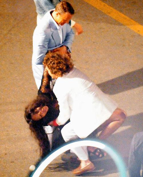 Наоми Кэмпбелл не держится на ногах