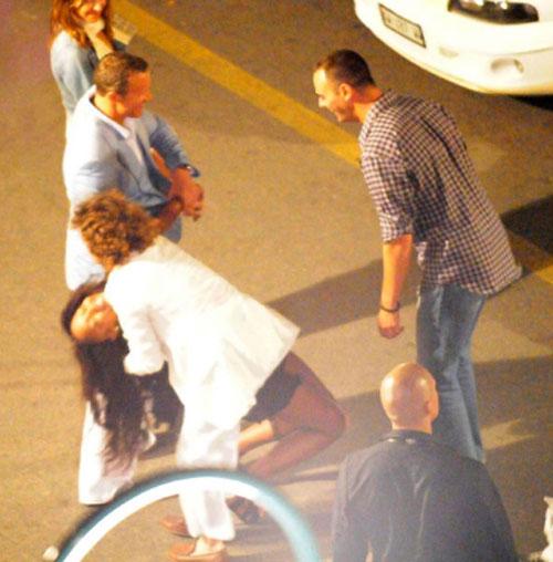 Наоми Кэмпбелл не держится на ногах