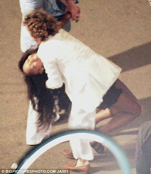 Наоми Кэмпбелл не держится на ногах