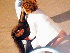 Наоми Кэмпбелл не держится на ногах