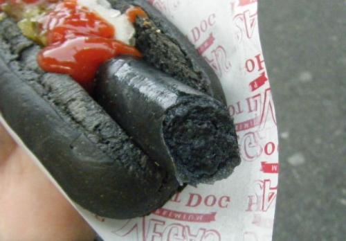 Одна из японских закусочных предлагает своим посетителям отведать этот деликатес, который выглядит так, будто он сгорел дотла и превратился в угли.