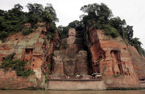 Самые известные гигантские статуи, высеченные в скалах