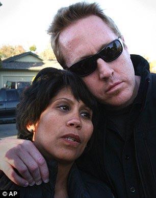 Строительный кран разрезал пополам жилой дом