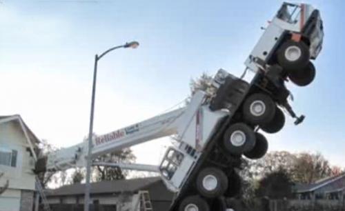 Строительный кран разрезал пополам жилой дом