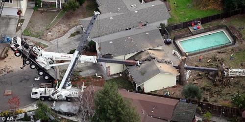 Строительный кран разрезал пополам жилой дом