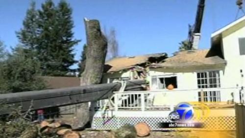 Строительный кран разрезал пополам жилой дом