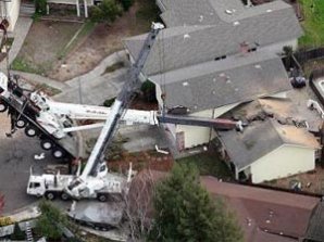 Строительный кран разрезал пополам жилой дом