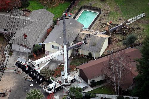 Строительный кран разрезал пополам жилой дом