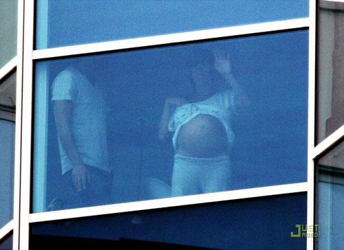 Беременная Джоли устроила стриптиз в акушерской клинике?