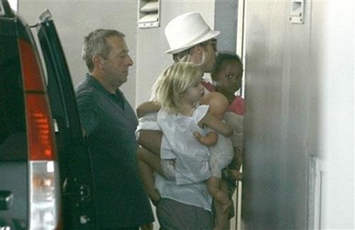 Беременная Джоли устроила стриптиз в акушерской клинике?