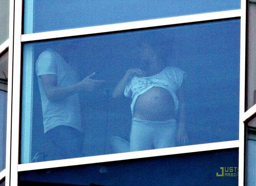 Беременная Джоли устроила стриптиз в акушерской клинике?