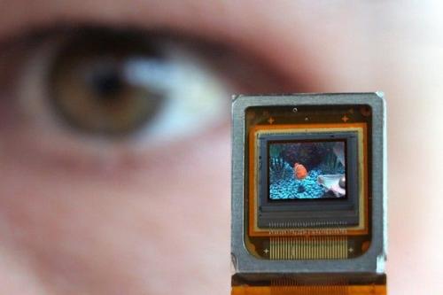 <B>Самый маленький экран</B>
Согласно Книги Рекордом Гиннеса, самый маленький в мире экран создан в лабораториях шотландской компании MicroEmissive Displays. Его размеры составляют 3.84 на 2.88 миллиметров. И он имеет разрешение 160 на 120 точек.