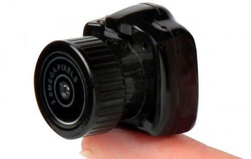 <B>Самая маленькая фотокамера</B>
Вообще-то самые маленькие фотокамеры встроены в мобильные телефоны. Но их нельзя считать отдельными устройствами. А потому самым маленьким фотоаппаратом считается камера Chobi Cam One, имеющая размеры 2.86 на 2.54 на 2.7 сантиметров. И при этом в ней есть сменные объективы и экран для просмотра изображений. Делает снимки эта камера с разрешением всего 2 мегапикселя.
