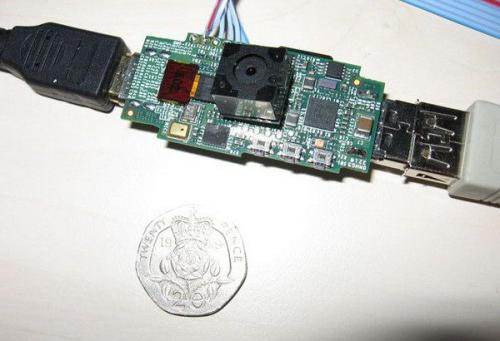 <B>Самый маленький персональный компьютер</B>
Системный блок компьютера Raspberry Pi имеет размеры USB-флешки. Тем не менее, это вполне рабочий персональный компьютер, в котором есть процессор ARM11 с тактовой частотой 700 мегагерц, видеопорт, съемный носитель информации, оперативная память на 128 мегабайтов, а также USB-порт.