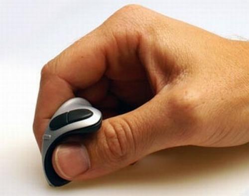 <B>Самая маленькая компьютерная мышь</B>
Для управления компьютерной мышью Swiftpoint SLIDER не нужна целая кисть руки! Достаточно будет и пары пальцев!