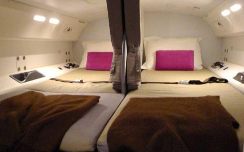 Спальня экипажа на борту Boeing 787.
