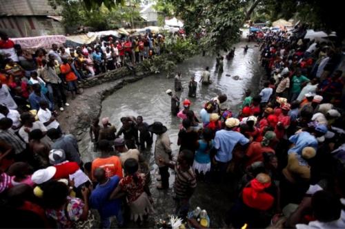 Тысячи поклонников жуткого культа собрались на Гаити