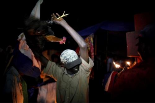 Тысячи поклонников жуткого культа собрались на Гаити