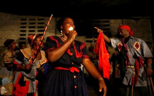 Тысячи поклонников жуткого культа собрались на Гаити