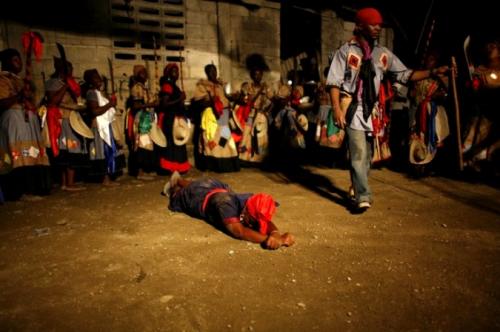 Тысячи поклонников жуткого культа собрались на Гаити